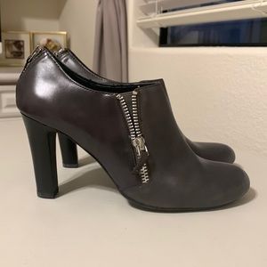 Dark gray bootie